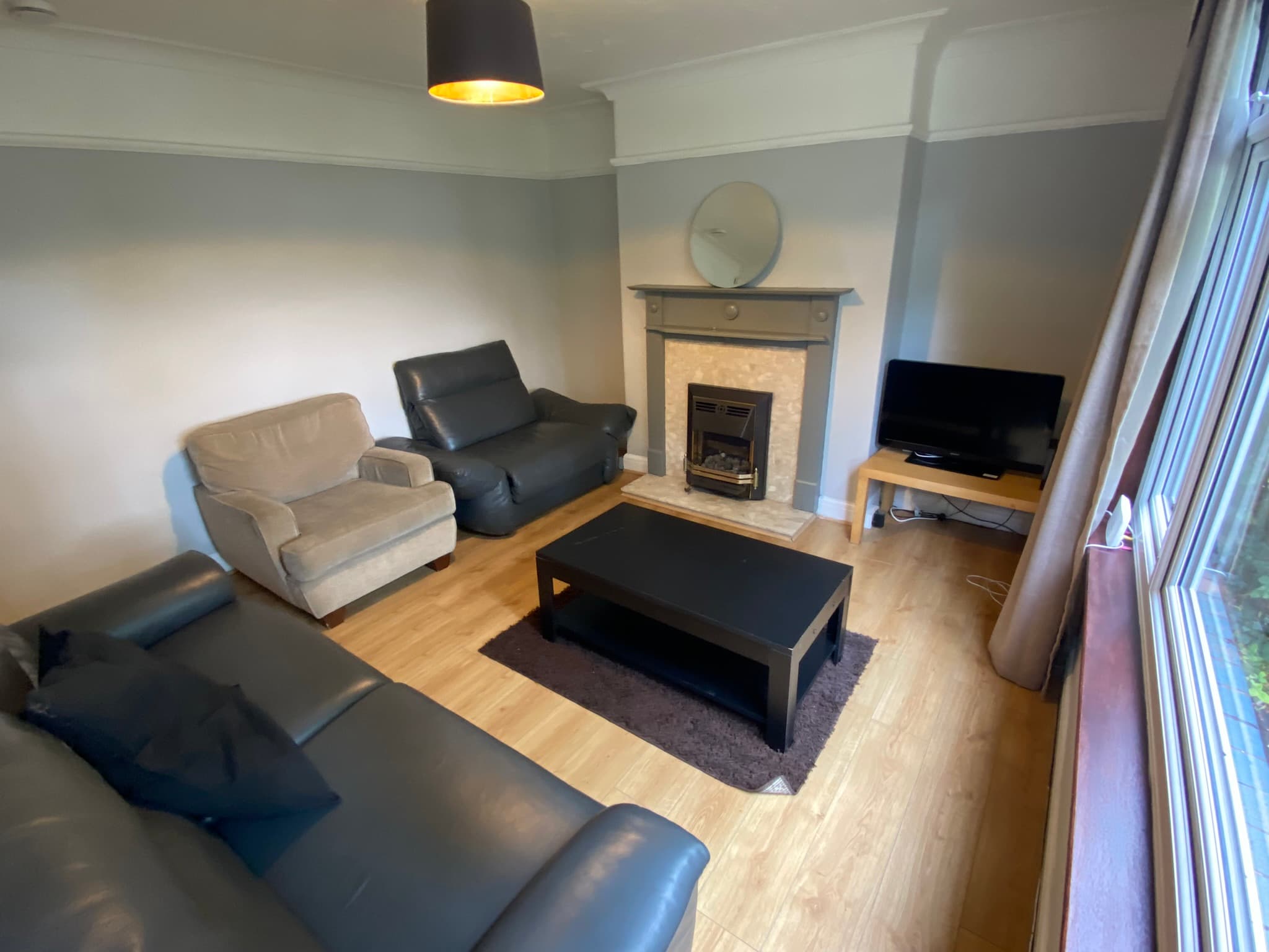 Living room towards the fireplace